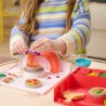 Kinetic Sand , Set di Gioco Squish Pizza, con 452 g di Sabbia e 5 Attrezzi, Giocattoli per Bambini e Bambine, 5+ Anni